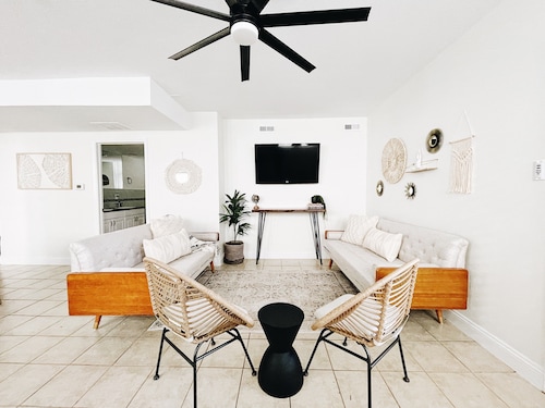 Modern Spacious Pet Friendly 4 Bed 2 Bath Condo Across From Boardwalk