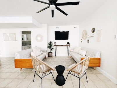 Modern Spacious Pet Friendly 4 Bed 2 Bath Condo Across From Boardwalk