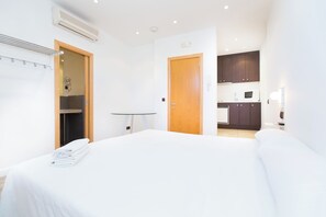 Tabla de planchar con plancha, wifi y ropa de cama 