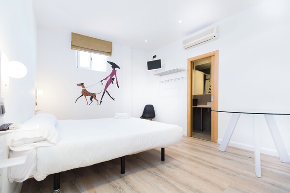 Tabla de planchar con plancha, wifi y ropa de cama 