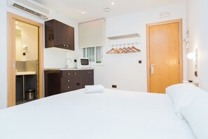 Iron/ironing board, WiFi, bed sheets - BeBarceloner Gothic Quarter Studios (Barcelona)