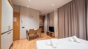 Een strijkplank/strijkijzer, wifi, beddengoed