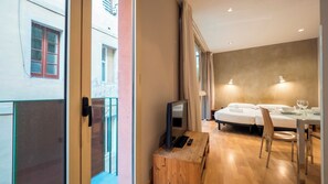 Tabla de planchar con plancha, wifi y ropa de cama 