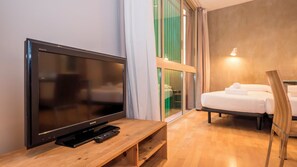 Een strijkplank/strijkijzer, wifi, beddengoed