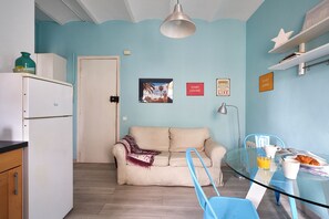 TV - MAR4B  · Charming 2BR  apartment in Barceloneta (Barcelona)