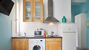 Kaffetrakter/tekoker, kjøleskap, mikrobølgeovn og kokeplater