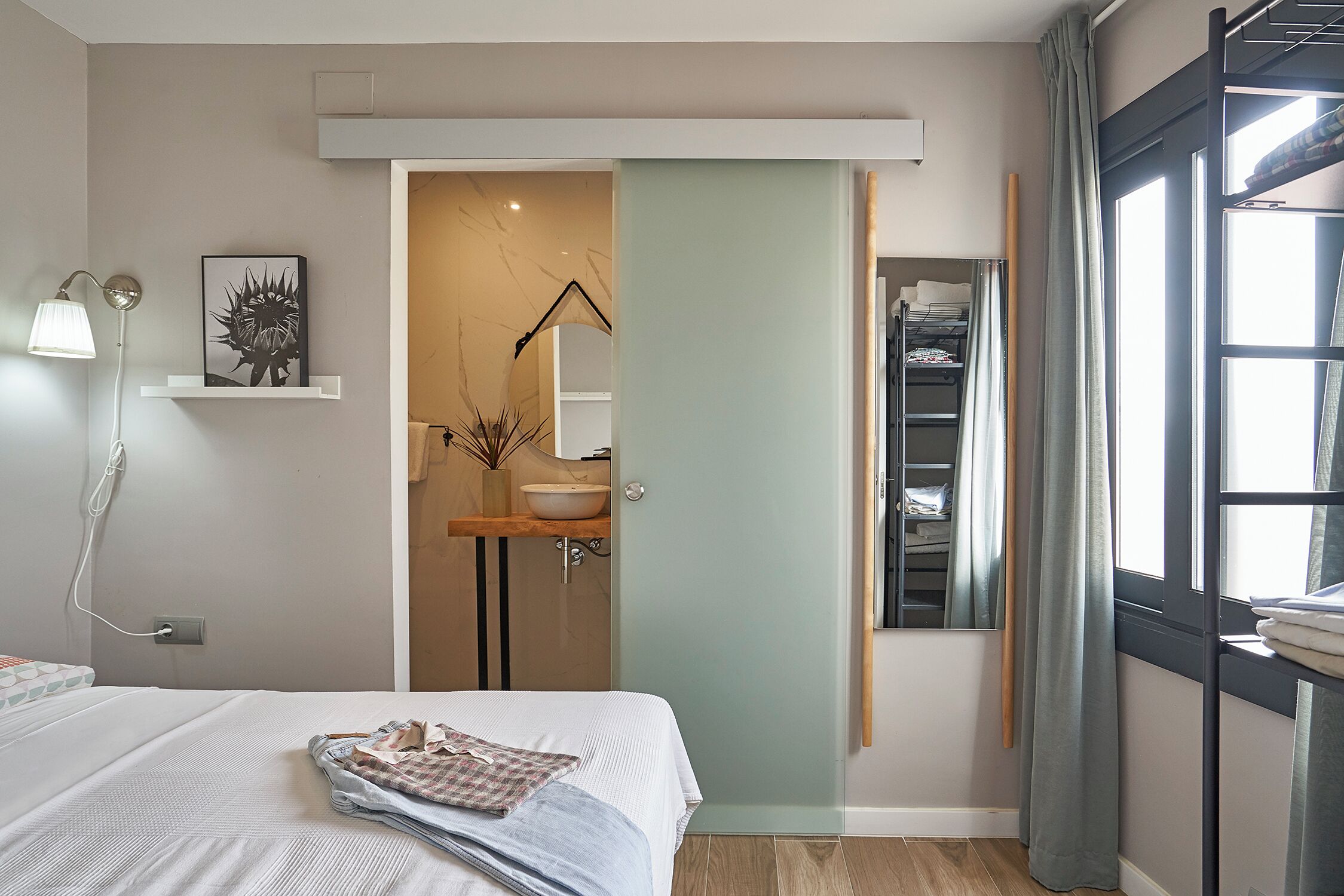 1 slaapkamer, een strijkplank/strijkijzer, gratis wifi, beddengoed
