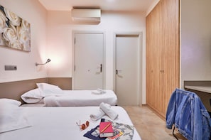 Tabla de planchar con plancha, wifi y ropa de cama 