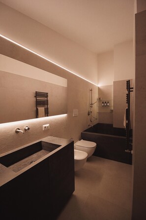 Dusche, Bidet, Handtücher