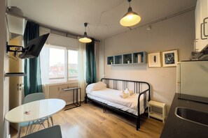 Iron/ironing board, free WiFi, bed sheets