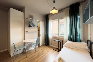 Iron/ironing board, free WiFi, bed sheets - VALLES 1-2 Acogedor estudio en alquiler en Sant Andreu (Barcelona)