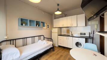 Een strijkplank/strijkijzer, gratis wifi, beddengoed