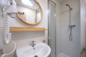 Hair dryer, towels - Bebarceloner Sants Estudios A4 (Barcelona)