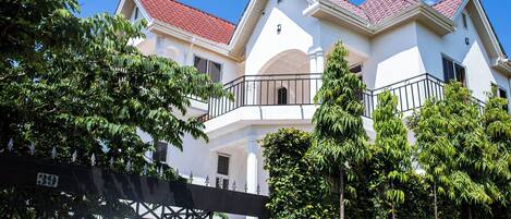 المنشأة من الخارج