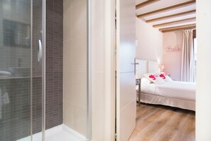 Fer et planche à repasser, Wi-Fi gratuit, draps fournis