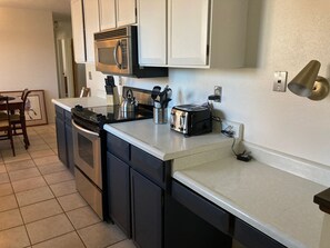 Kylskåp, mikrovågsugn, ugn och spishäll