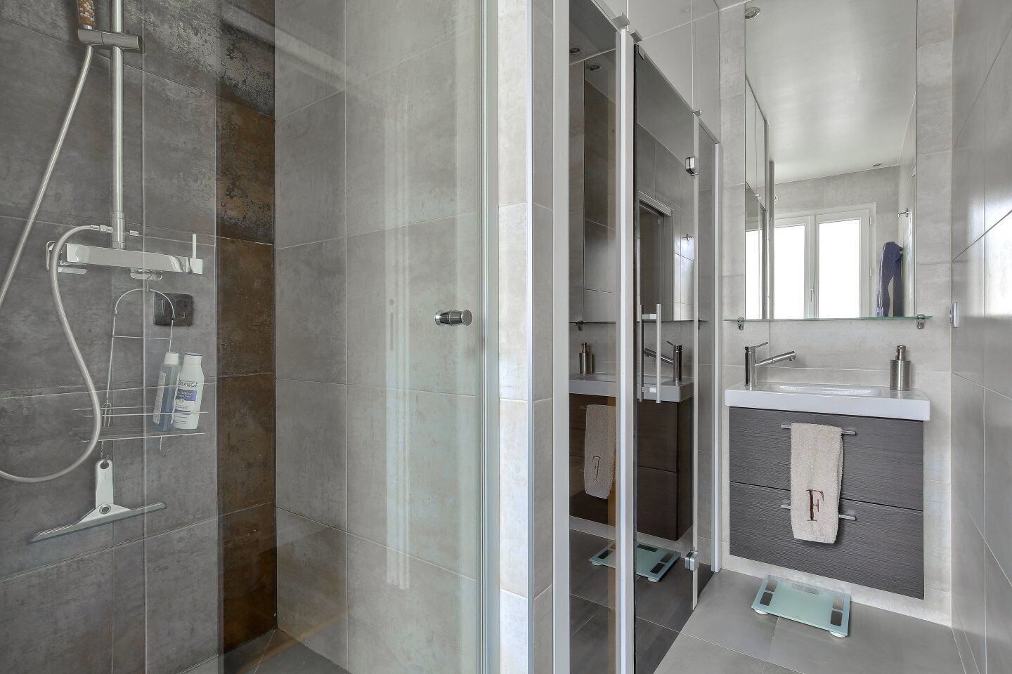 Regadera, secadora de cabello, toallas 