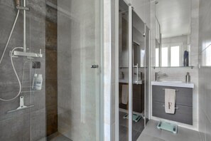 Douche, sèche-cheveux, serviettes fournies