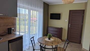 Deluxe Apartment | Hypo-allergenic bedding, individually decorated, free cots/infant beds