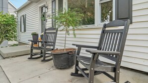 A porch with two rocking chairs and a potted plant. - Copper Hill Home in Walnut Creek (Sugarcreek)