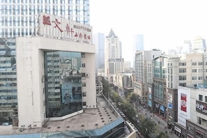 Un edificio moderno con una amplia fachada de vidrio y señalización.