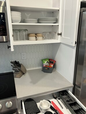 Refrigerador, microondas, horno y lavavajillas 