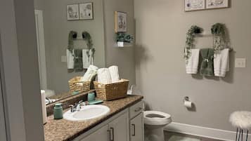 Asciugacapelli, asciugamani, sapone, carta igienica