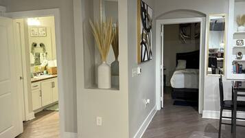 1 slaapkamer, een strijkplank/strijkijzer, wifi, beddengoed