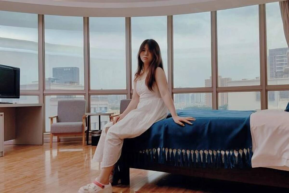 Una habitación con una cama, una silla, un escritorio y un televisor.