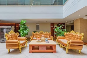 A luxurious lobby with a high ceiling, a central coffee table, and two sofas. - M Hotel (Dongguan Haichao) (Dongguan)
