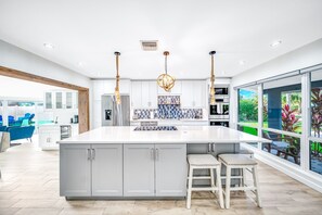 Fridge, microwave, oven, stovetop - Pool & Waterfront! Tiki Hut+Close To Beach! (Pompano Beach)