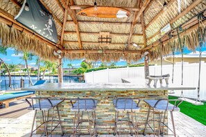 Outdoor dining - Pool & Waterfront! Tiki Hut+Close To Beach! (Pompano Beach)