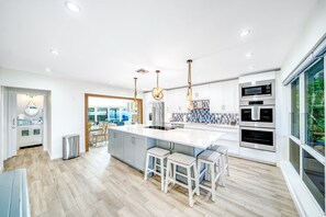 Fridge, microwave, oven, stovetop - Pool & Waterfront! Tiki Hut+Close To Beach! (Pompano Beach)
