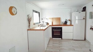 Een koelkast, een microgolfoven, een oven, een kookplaat