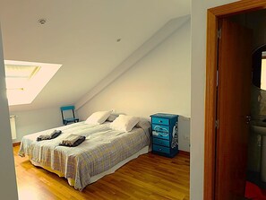 5 bedrooms, iron/ironing board, bed sheets