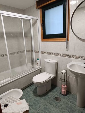 Dusche, Haartrockner, Bidet, Handtücher