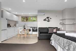 Interior - Seaview Studio West End Ohope Beach (Ohope)