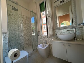 Douche, sèche-cheveux, bidet, serviettes fournies