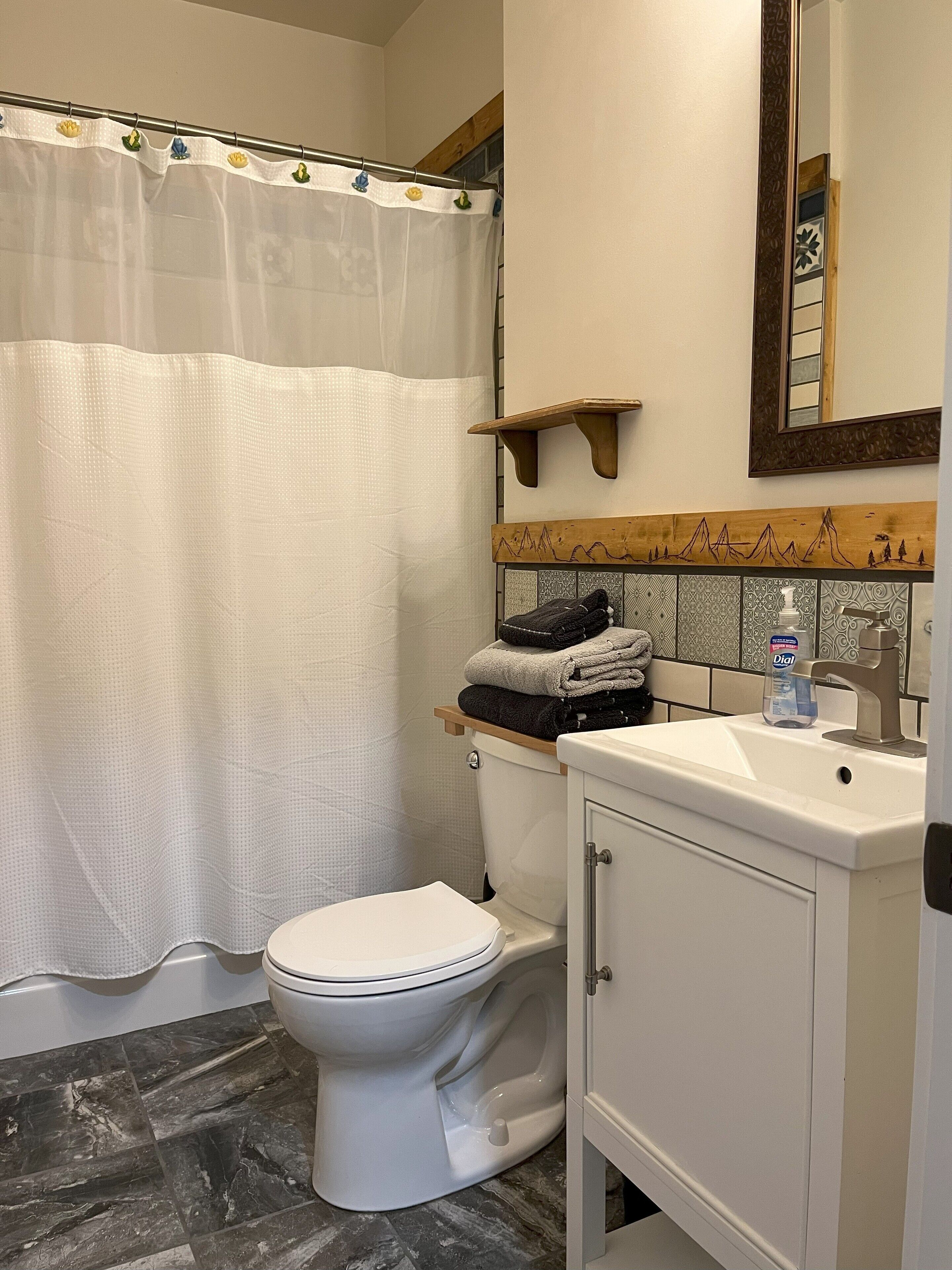 Sèche-cheveux, serviettes fournies, savon, papier toilette