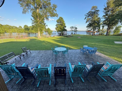 Lakefront quiet Charming 3-bedroom house with WiFi and AC in serene Shreveport.