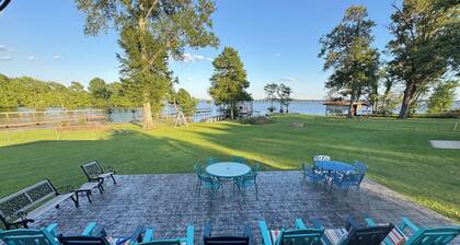 Lakefront quiet Charming 3-bedroom house with WiFi and AC in serene Shreveport.