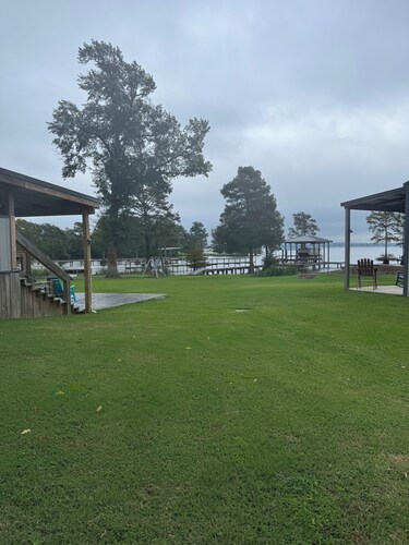 Lakefront quiet Charming 3-bedroom house with WiFi and AC in serene Shreveport.