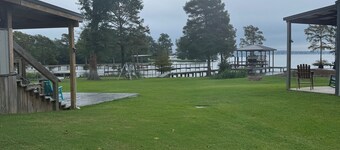 Lakefront quiet Charming 3-bedroom house with WiFi and AC in serene Shreveport.