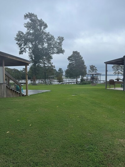 Lakefront quiet Charming 3-bedroom house with WiFi and AC in serene Shreveport.