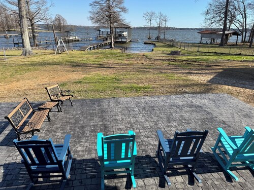 Lakefront quiet Charming 3-bedroom house with WiFi and AC in serene Shreveport.
