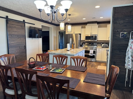Dining. Lakefront quiet Charming 3-bedroom house with WiFi and AC in serene Shreveport.