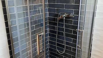 Een douche, milieuvriendelijke toiletartikelen, een haardroger