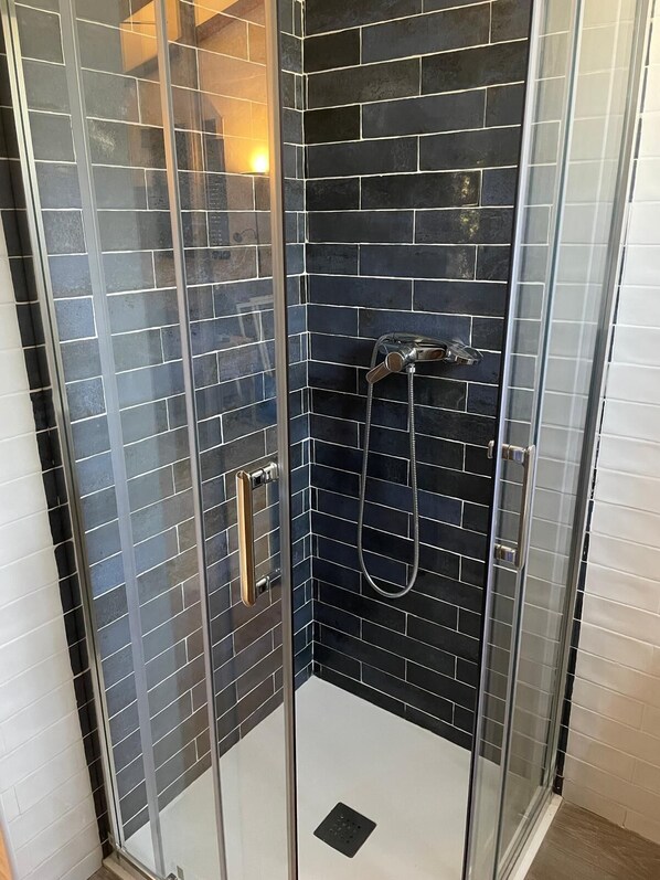 Dusche, umweltfreundliche Kosmetikartikel, Haartrockner, Handtücher