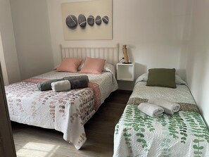 3 chambres, fer et planche à repasser, lit parapluie, Wi-Fi