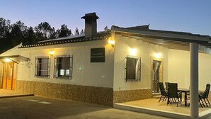 Un edificio con una zona de estar al aire libre techada y un letrero que indica que es un restaurante.